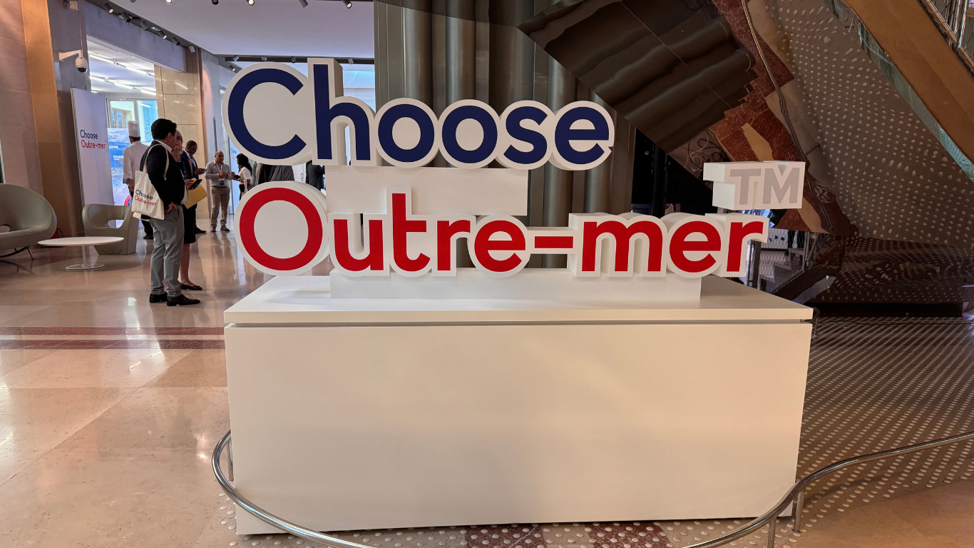 Hall principal de la banque de France avec logo grandeur nature de Choose Outre-Mer
