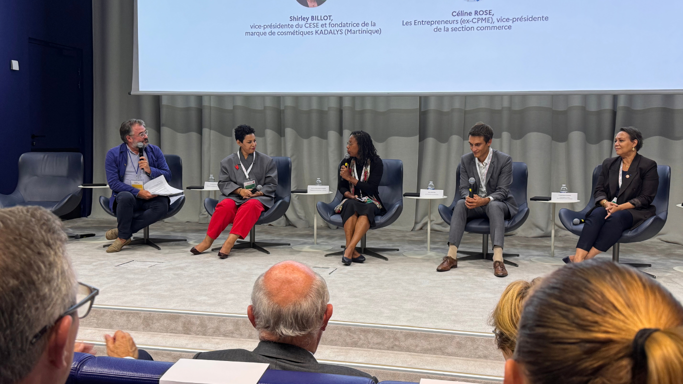 Table ronde "Entreprendre en Outre-mer". Modération par Emmanuel Duteil, directeur de la rédaction de Challenges. Intervenants (de gauche à droite) : Sarra Beldi-Vencatachellum, Shirley Billot, Jean-Simon Chaudier, Céline Rose. 
